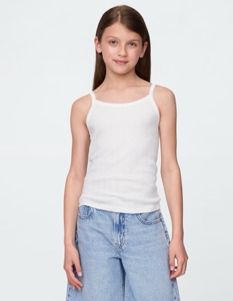 Niña con blusa de tirantes
